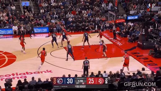 我觉得最体现本季猛龙趣味的三个球。图1，巴恩斯弱侧切过，策应喂篮下。图2，英格拉