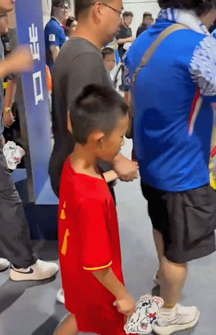 输球心情不好可以理解，但围攻一个孩子算什么本事？申花主场0-3惨败，赛后一个小球
