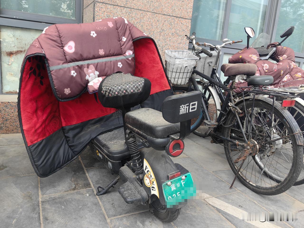 【实拍！石家庄街头停放的外地牌照电动车能上路吗？】5月13日，在石家庄康乐街沿线