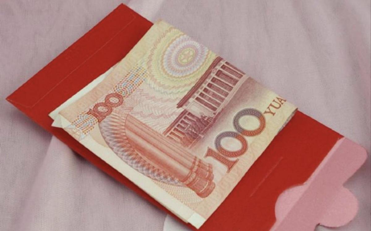 远亲表哥的女儿考上了大学，我爸说我们也不回去，就别随礼了。但我妈说请都请了，不随