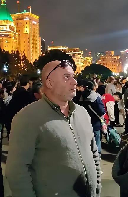为什么许多美国人初到中国时表情严肃、不苟言笑？因为他们猛然发现，西方媒体构建的认