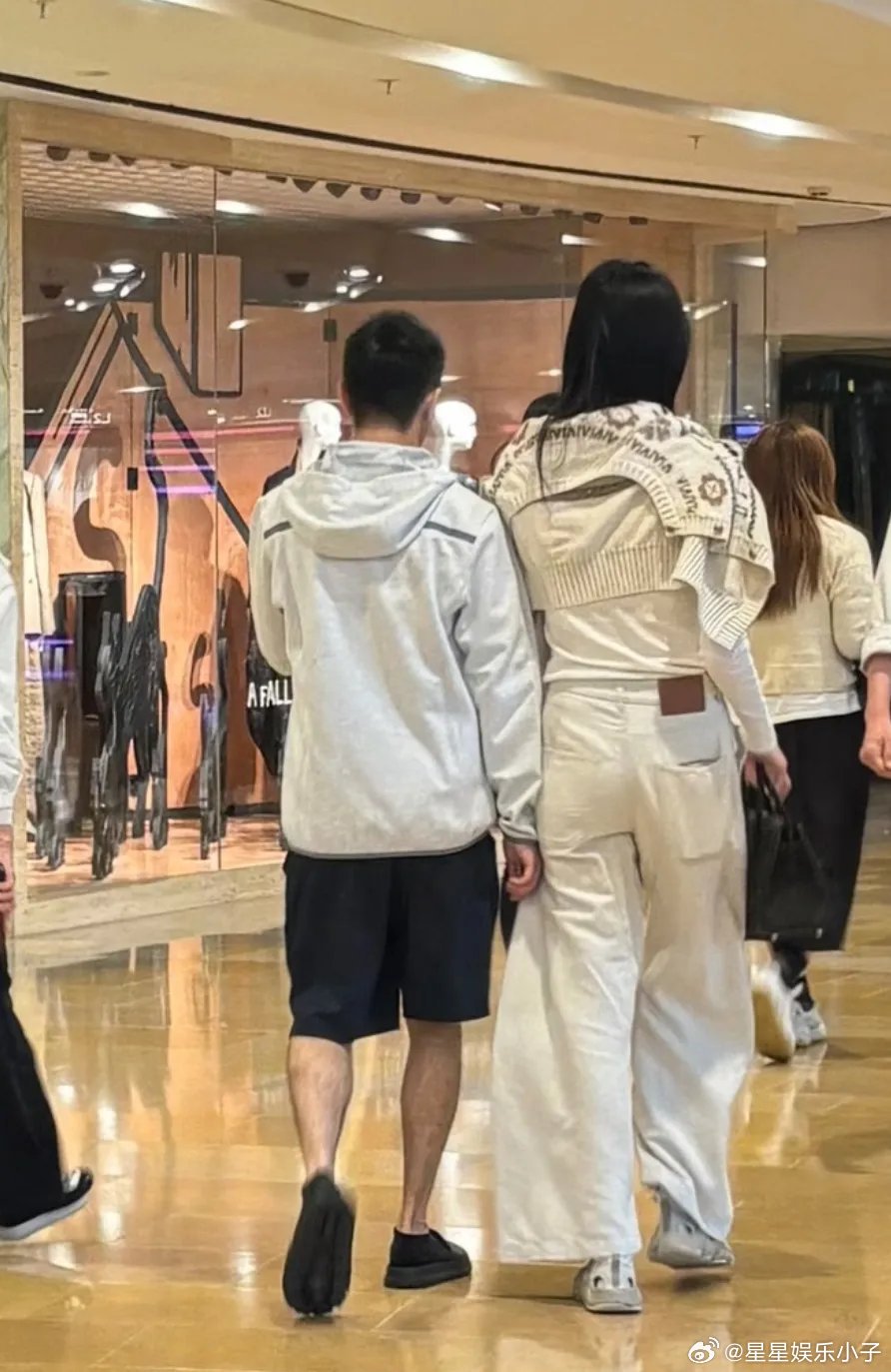 偶遇何猷君奚梦瑶合体逛街，小金土豆的生理性喜欢快写在脸上了，和老婆逛街挨得那么近