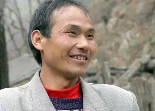 2006年，陕西一个穷得叮当响的代课老师，在景区捡了个钱包，里面有4000多块钱