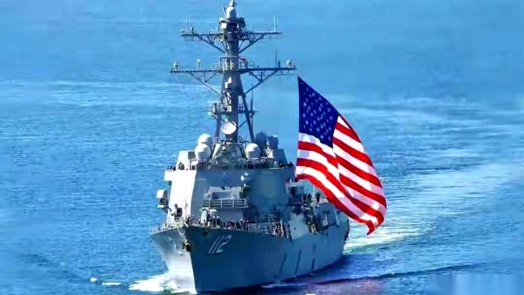 霍尔木兹海峡，美军一艘驱逐舰突然搞了个大动作。没开火，没对峙，而是在船舷上，挂