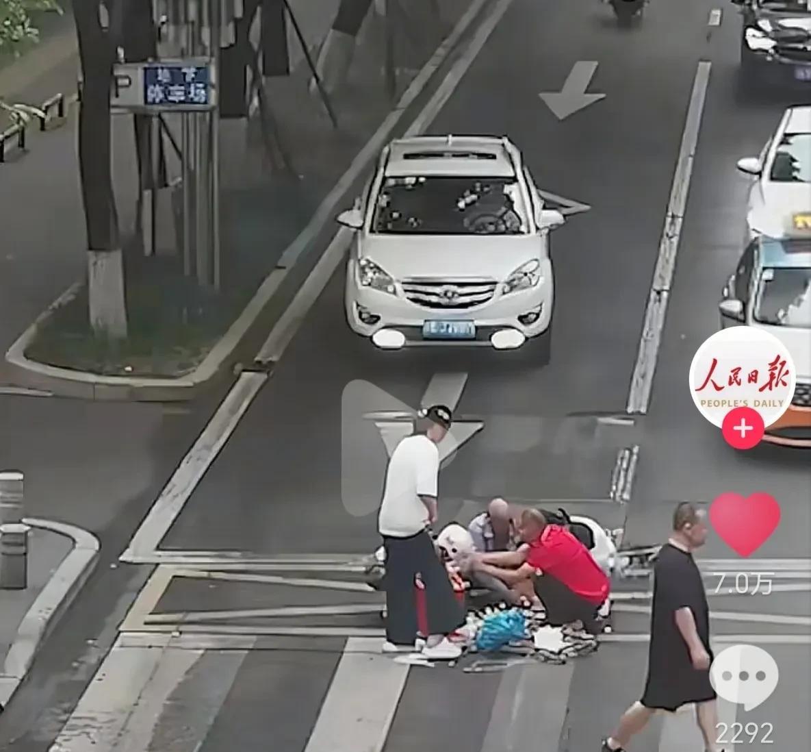 “这位骑电动车的女子火上人民日报了！”近日，四川绵阳，一位卖水果的老人过马路的时