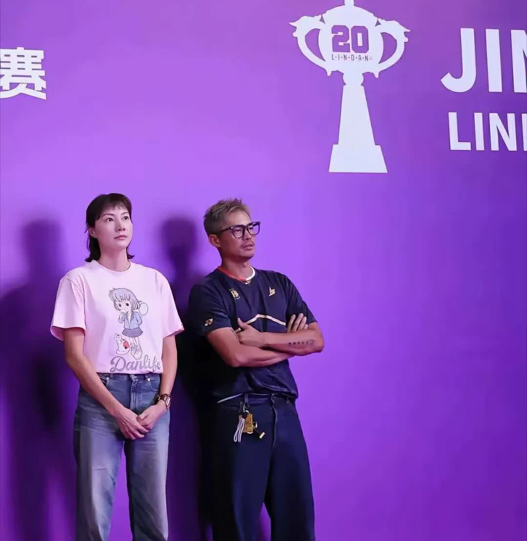 林丹和​谢杏芳一起出席活动，俩人现在就是合住一屋的室友。​谢杏芳不离婚是对的