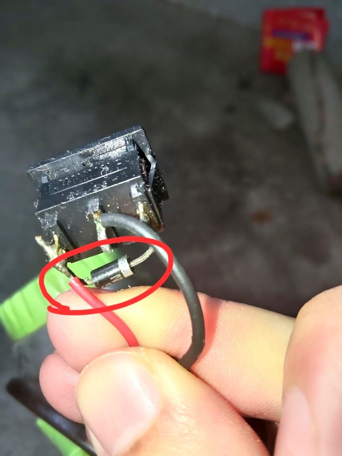 真的，有时候别太信所谓的“专业”。我们电工班，好几个老师傅，围着一个破开关上的