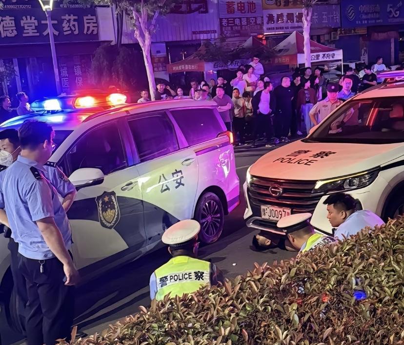 第一眼不见人，第二眼人在车底，一觉醒来自己成了整条街最大的热闹，一个人怎么可以闹