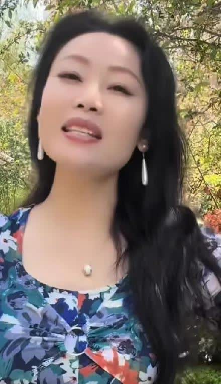 草帽姐徐桂花最近身体太虚弱了，前阵子病情好点，目前咳嗽吐痰都出状况了。一生要强的