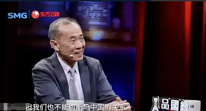 装都不装了，面对主持人抛来的难题，新加坡专家杨荣文毫不顾及现场中国嘉宾张维为的感