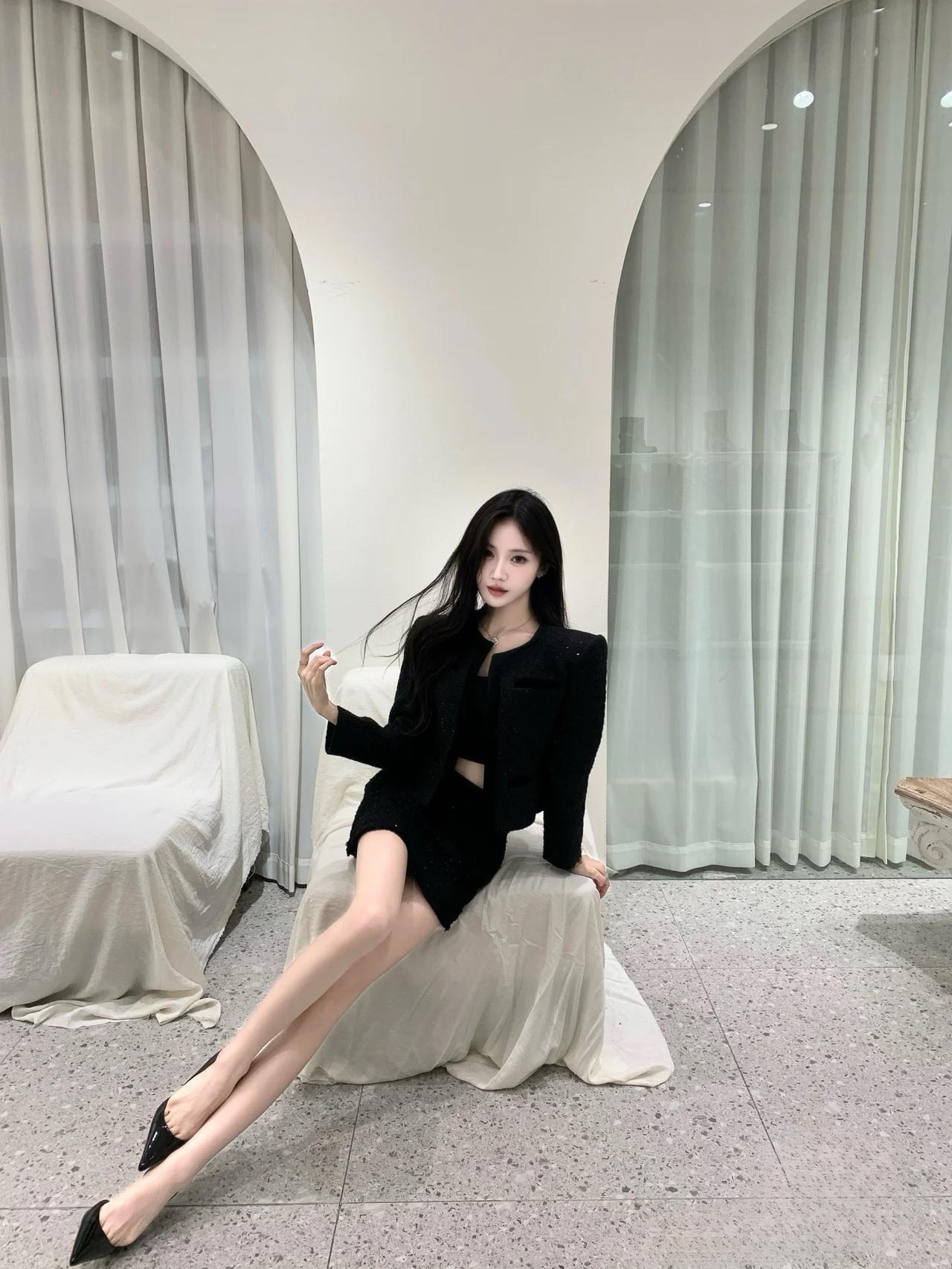 优雅黑裙，气质满分，都市女孩的时尚穿搭