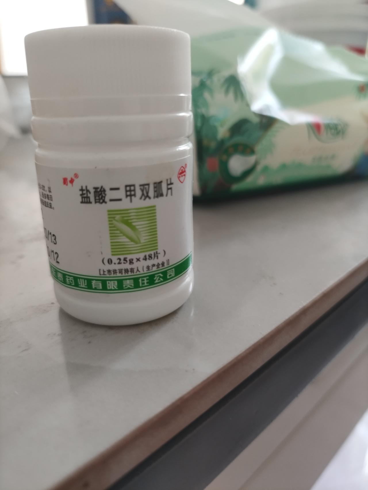 糖尿病人真不容易呀。每顿饭都要为糖尿病考虑。吃饭一定要七八分饱，不能吃撑