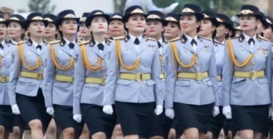 世界上最安全的两个国家，一个谁也打不过，一个谁也不敢打。世界纷纷扰扰，但有两个国