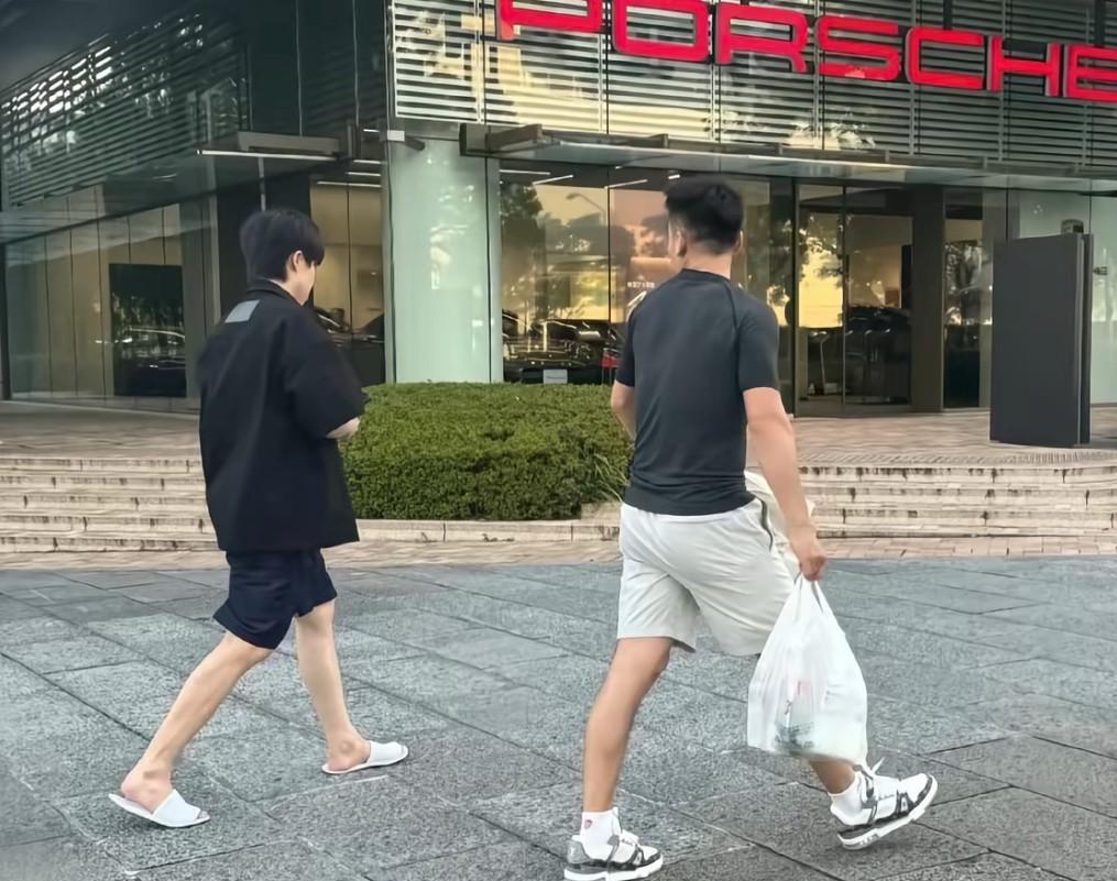 王楚钦和牛牛刚刚抵达横滨就出门觅食了，咱就是说大头在异国他乡直接把松弛感拉满，穿