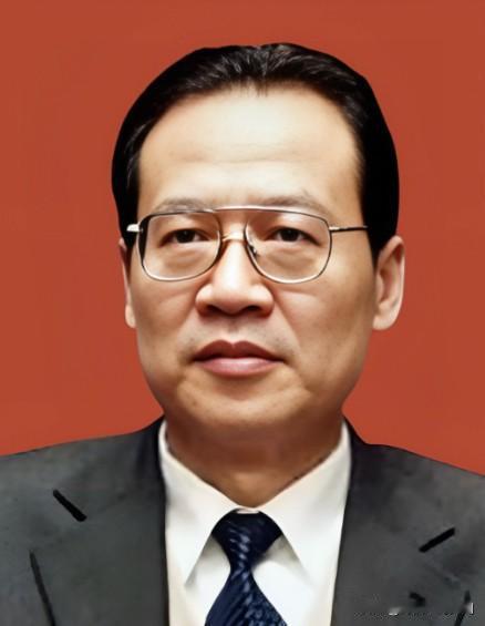 1946年出生，河北盐山人。1965年入伍，大专学历，少将军衔。历任共青团书记处
