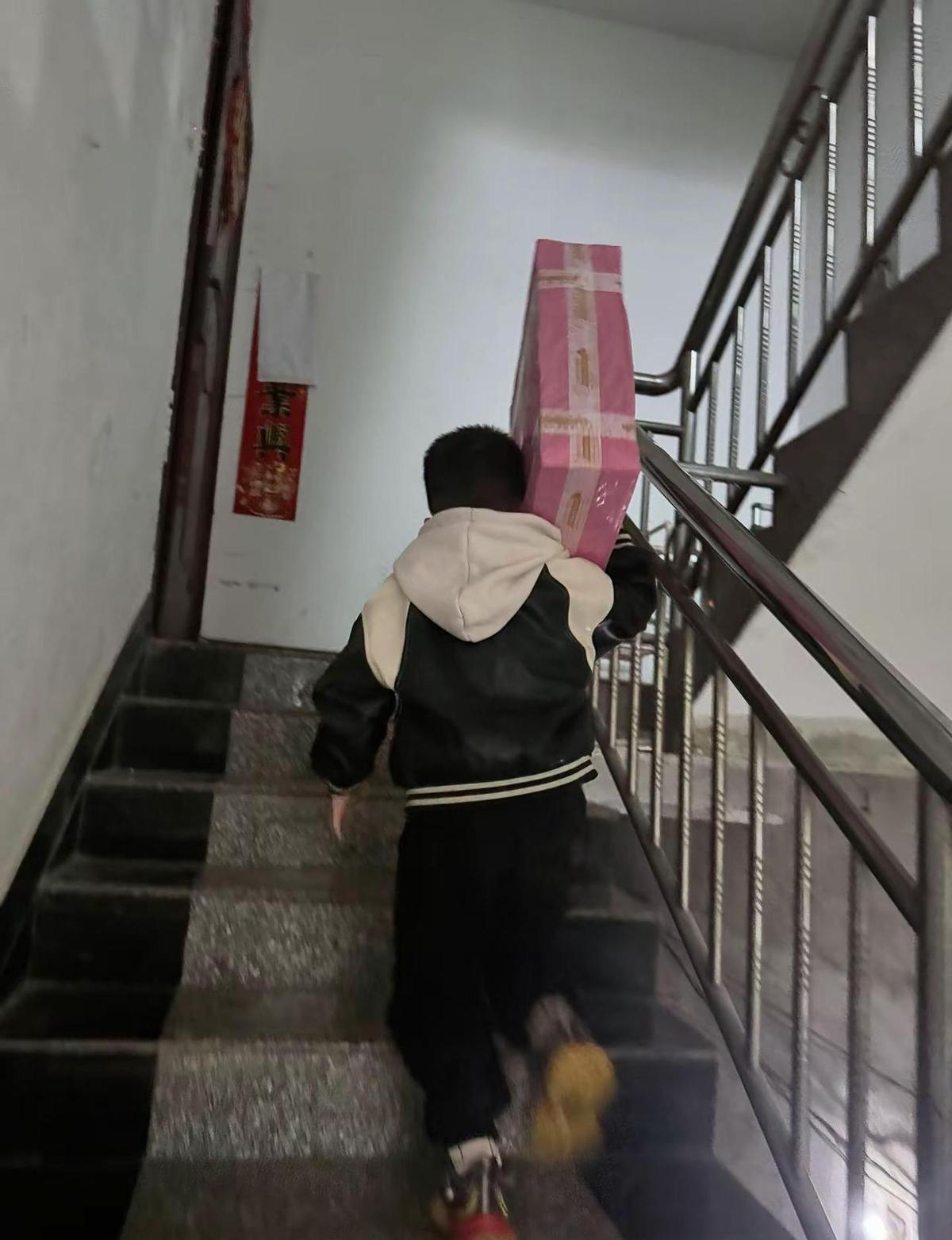 小宝拉衣角，说妈你别着凉；大宝忍着泪，说你累了吧。谁说男孩不懂心疼人？他们只