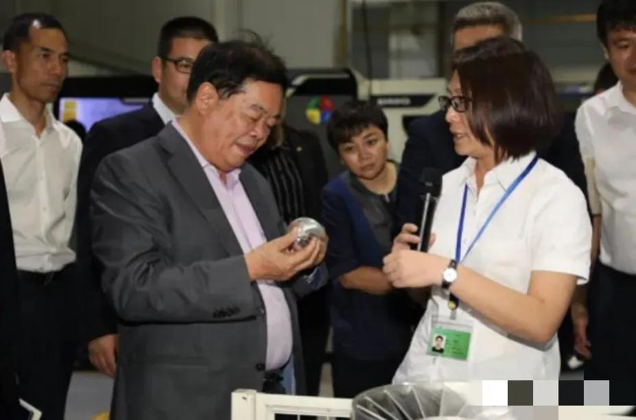曹德旺曾说过句实话：培养一个董明珠这样的人，砸一两亿都没用，你换个人去当格力董事