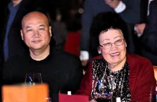 意见不统一的时候都听她的，因为她是一家之长，吃重瑞被问及这个问题回答的很诚恳，他