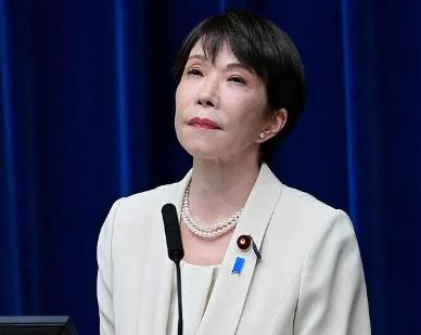 日本民众对高市政府彻底失望，事关中国。据共同社报道，日本方面透露，由于中日关系持