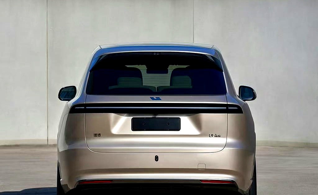 理想新L9把后激光雷达直接裸露在后保险杠正的官图一出,车圈群聊瞬间炸锅,网友们嘀