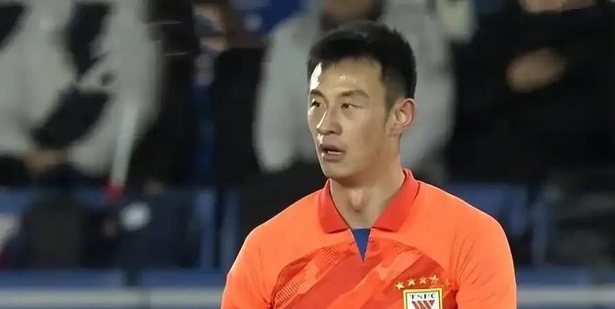胆子不小啊！泰山2:2河南，从这个角度看：彭欣力胆子是真不小啊。当裁判吹罚犯规后