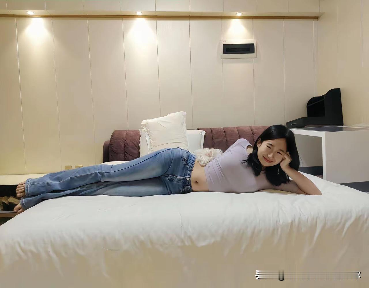 躺着休息，放松一下。