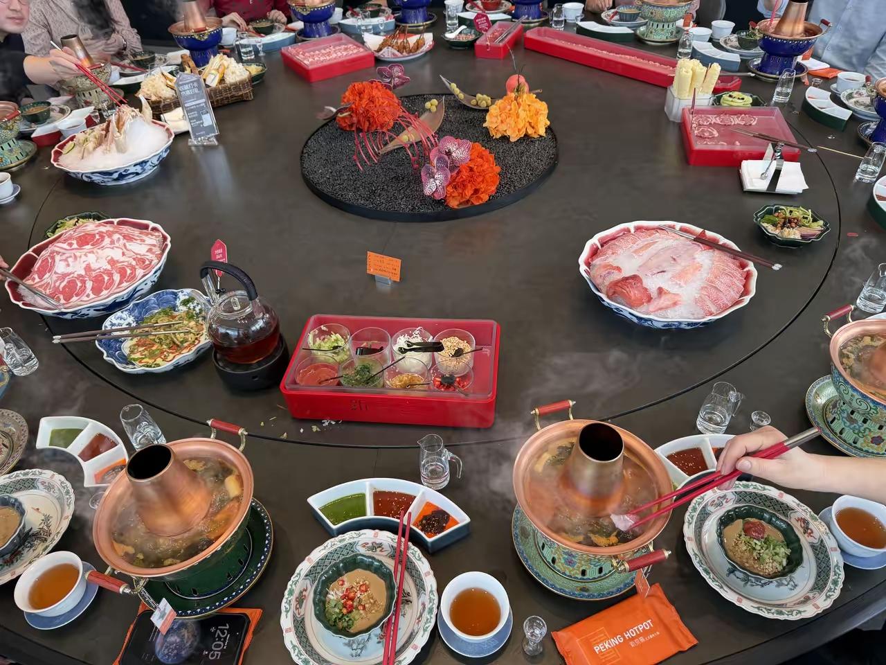 知名投资人但斌发布年夜饭，仅仅是铜锅涮肉，一顿简单的火锅年夜饭，餐桌上也没有放但