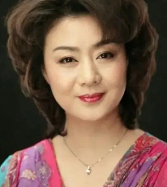 那年，白燕升采访京剧名角李胜素：“坊间传闻，你至今不会做饭、不会洗衣服、不会做家