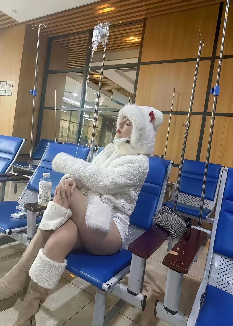 不听话，自己找罪受吧，外面零下几度，让你多穿点衣服偏偏不听，结果流感上身，高烧4