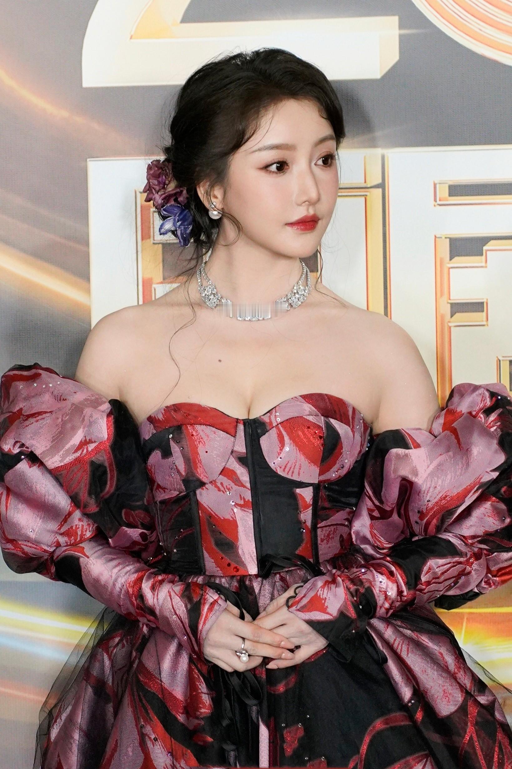 姜贞羽国剧盛典红毯造，精致扎发抹胸裙，太优雅了。姜贞羽