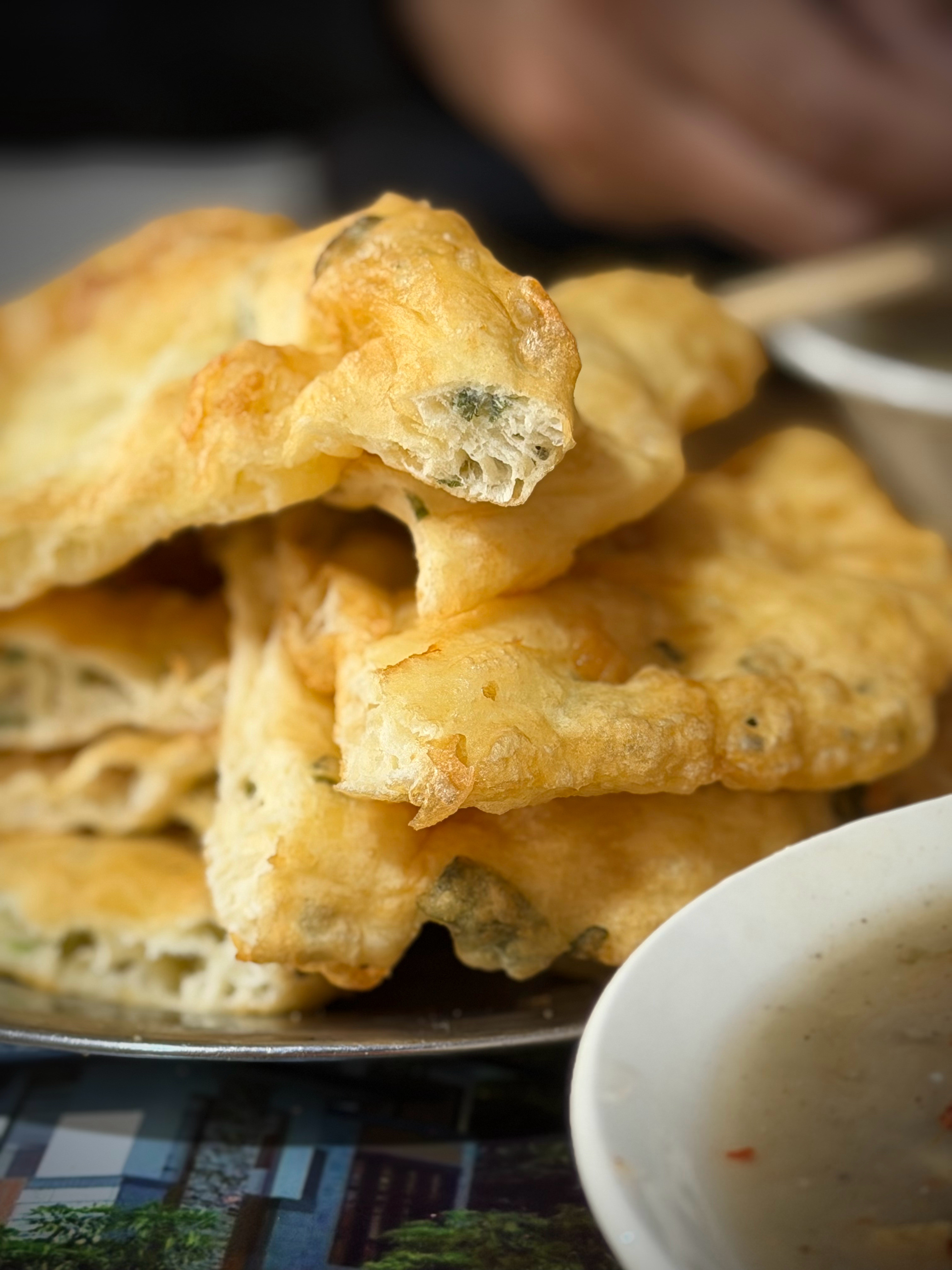 没想到大年初六，这家店都开始营业了生意火得很呢，队伍排到门外了。侯马的胡辣汤，跟