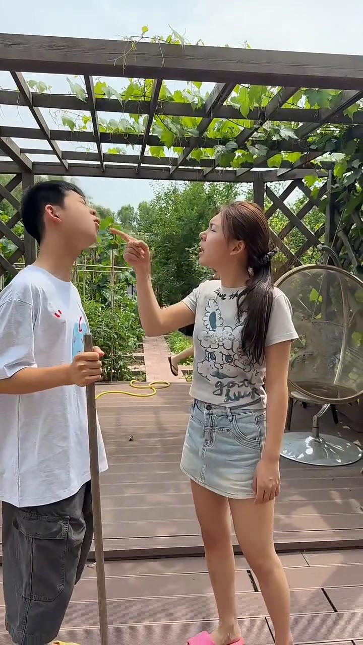 弟弟妹妹在吵架，大姐居然这么做。开始。