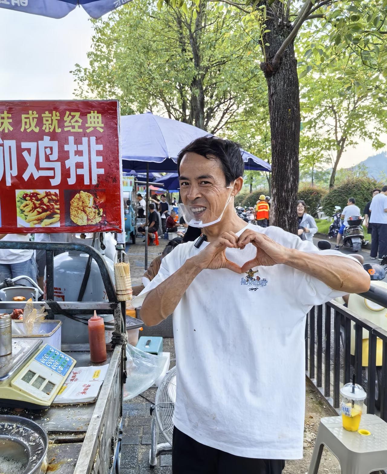 全国最有名的3个“路边摊”博主：1.鸡排哥，靠一张嘴火遍全国6元一块鸡