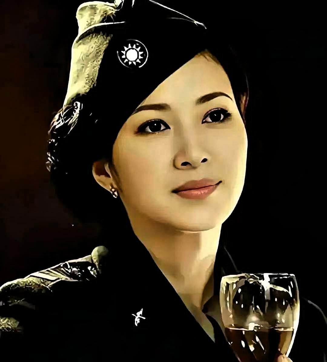 当年军统有个头号女特工向影心，跟日本军官跳舞，对方竟伸手摸她旗袍开衩，她笑着就把
