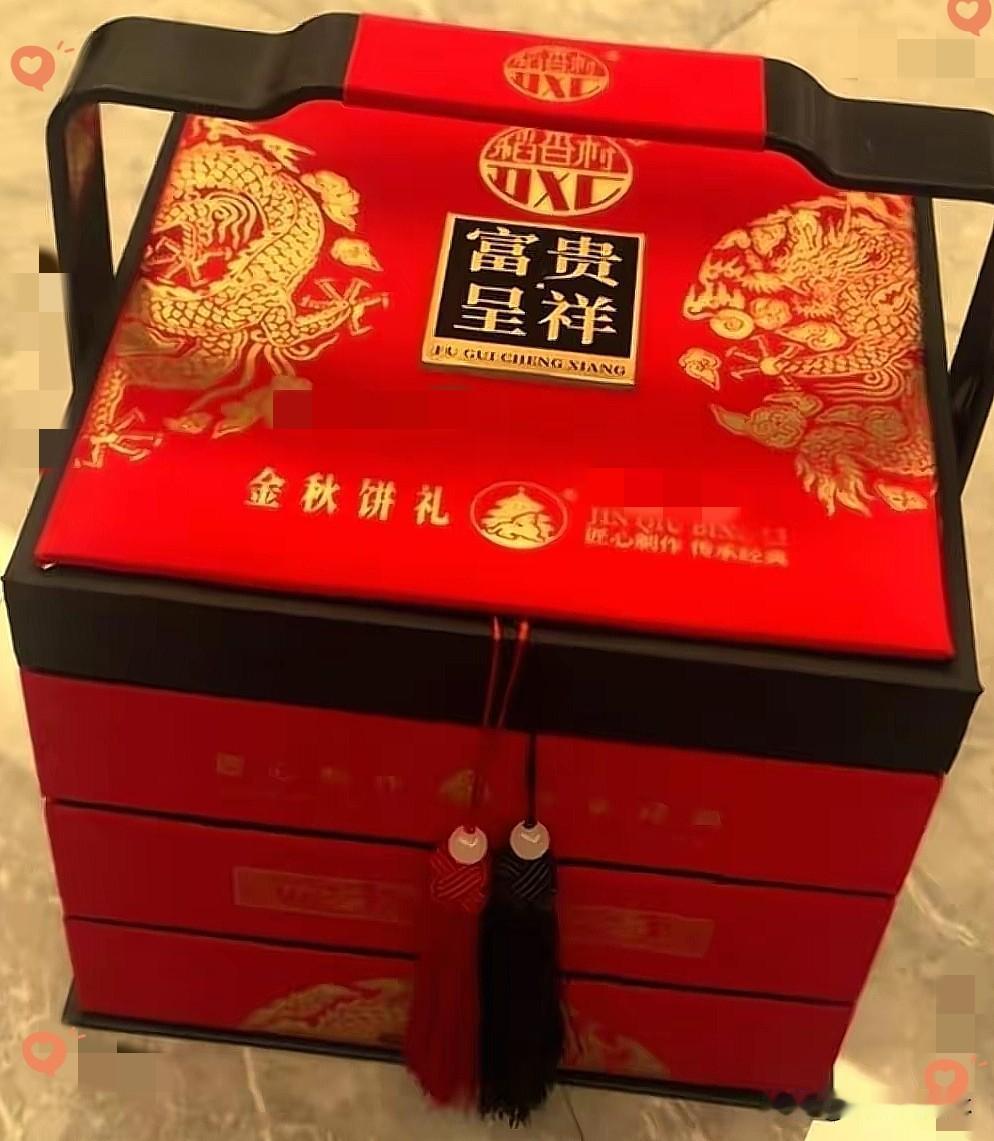 八月十五前，有户人家买了盒月饼送母亲。母亲没拆，拎去给了外婆。外婆也没动，转手送
