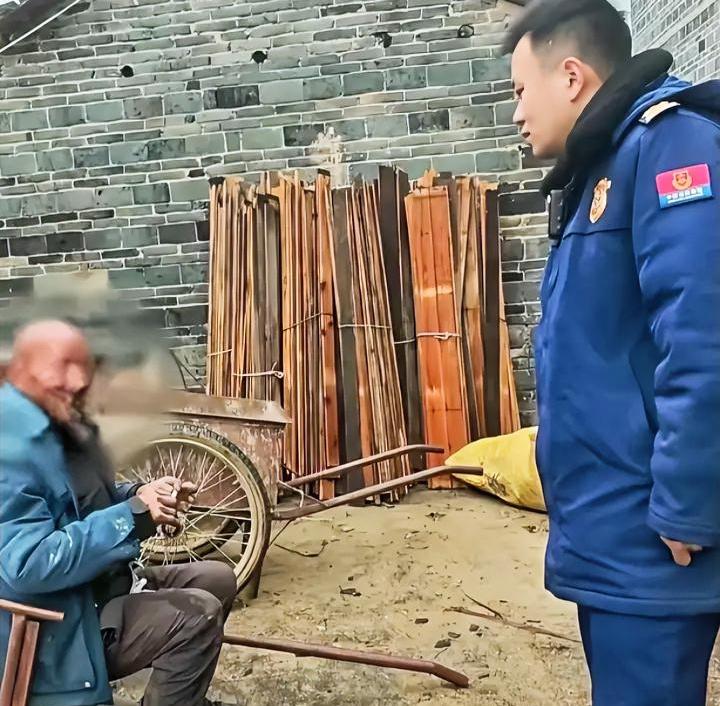 大爷抽烟把房子点了跑出来后又续了一根压惊消防员也是没脾气了近期西安有位大爷