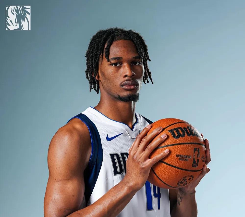 NBA夏季联赛，雷霆对阵独行侠，9号秀约翰逊大战12号秀马拉，两人还是大学队友！