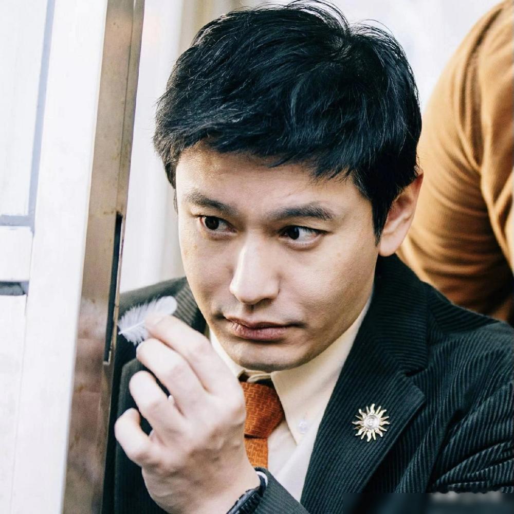 别再吹什么父子情深了。我告诉你，黄晓明在游乐园那张强撑的笑脸背后，藏着一个中年男