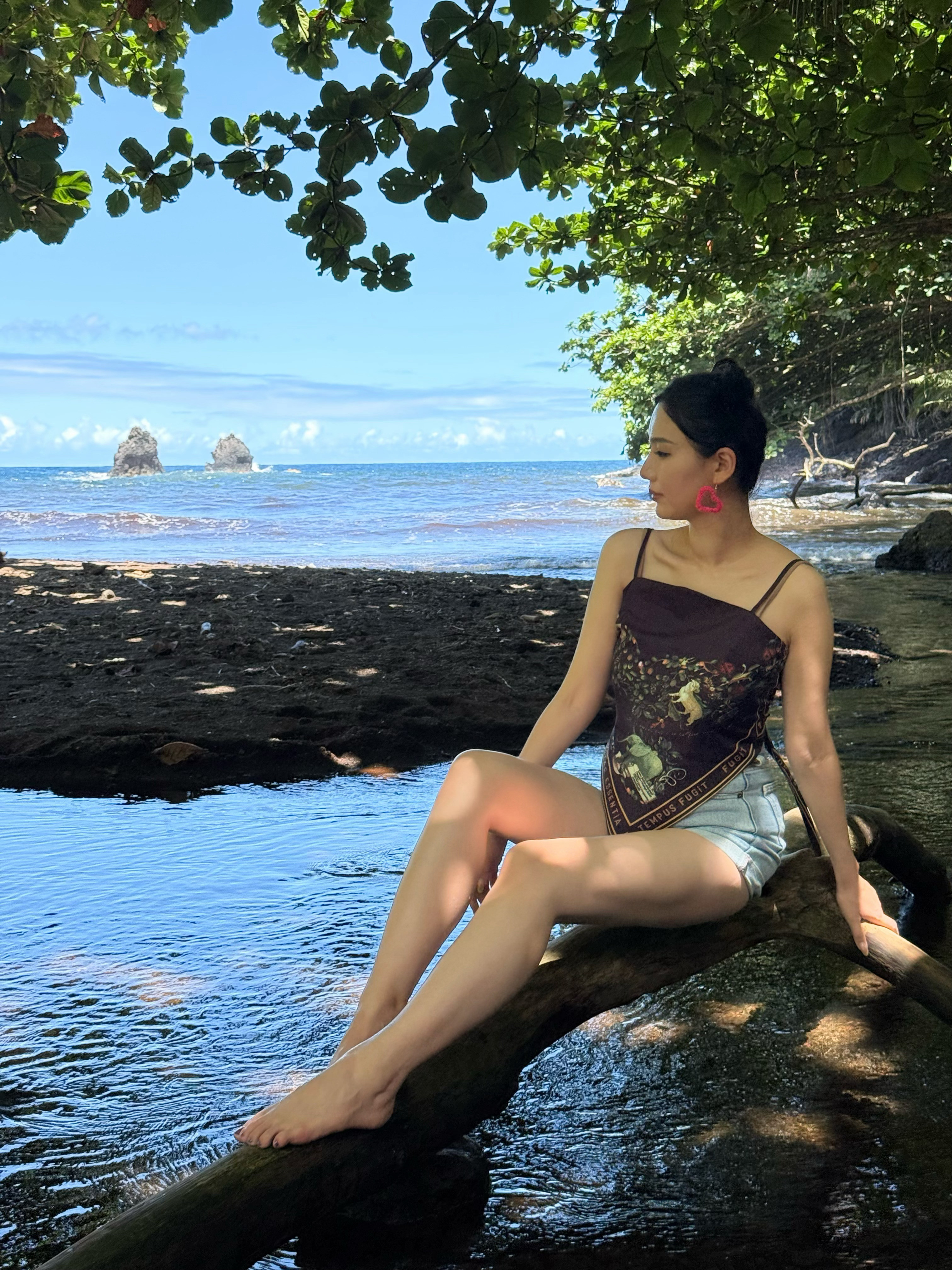 今天在车上我的朋友们在那边聊天大家都是已婚人士有小孩然后就听到她们讲现在出来旅游