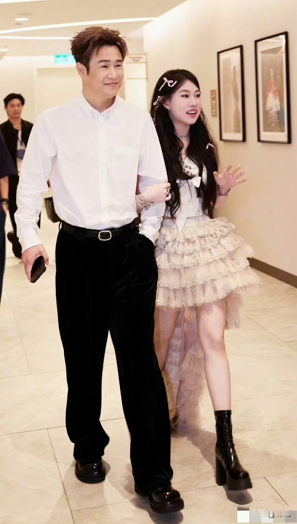 小沈阳喊女儿“美美孩孩宝”！这波父爱藏不住了大湾区晚会上，小沈阳刚唱完《大