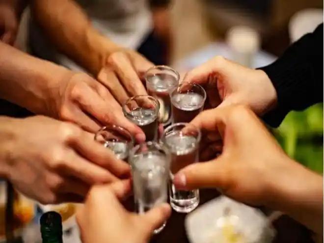 在饭局上当领导说：“你老婆很漂亮”时，低情商者会回答“谢谢夸奖”。这样的回应显得