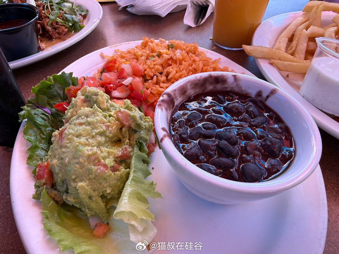 墨西哥餐馆的最大问题是份量实在太大了。其实我吃图一的鱼肉Taco就够了。图二三的