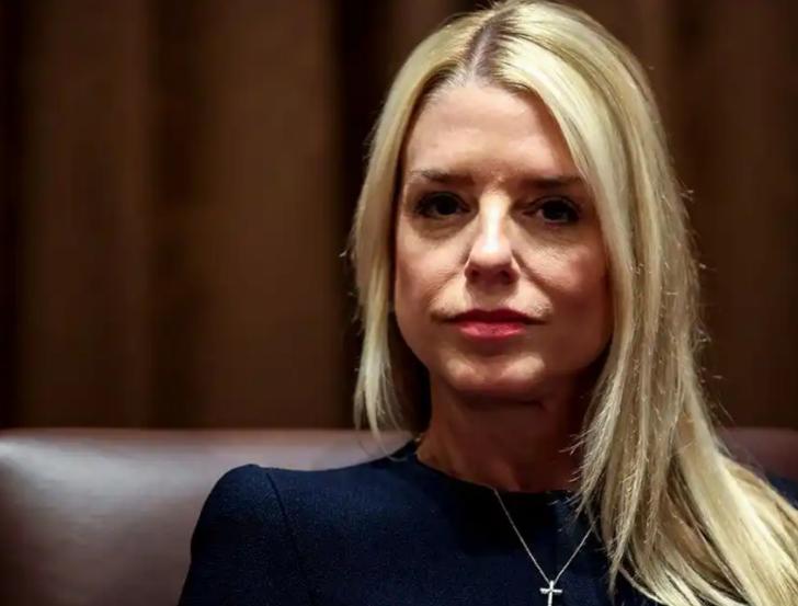 特朗普又动内阁了，直接拿下司法部长帕姆·邦迪，转头就把自己的亲信托德·布兰奇推上