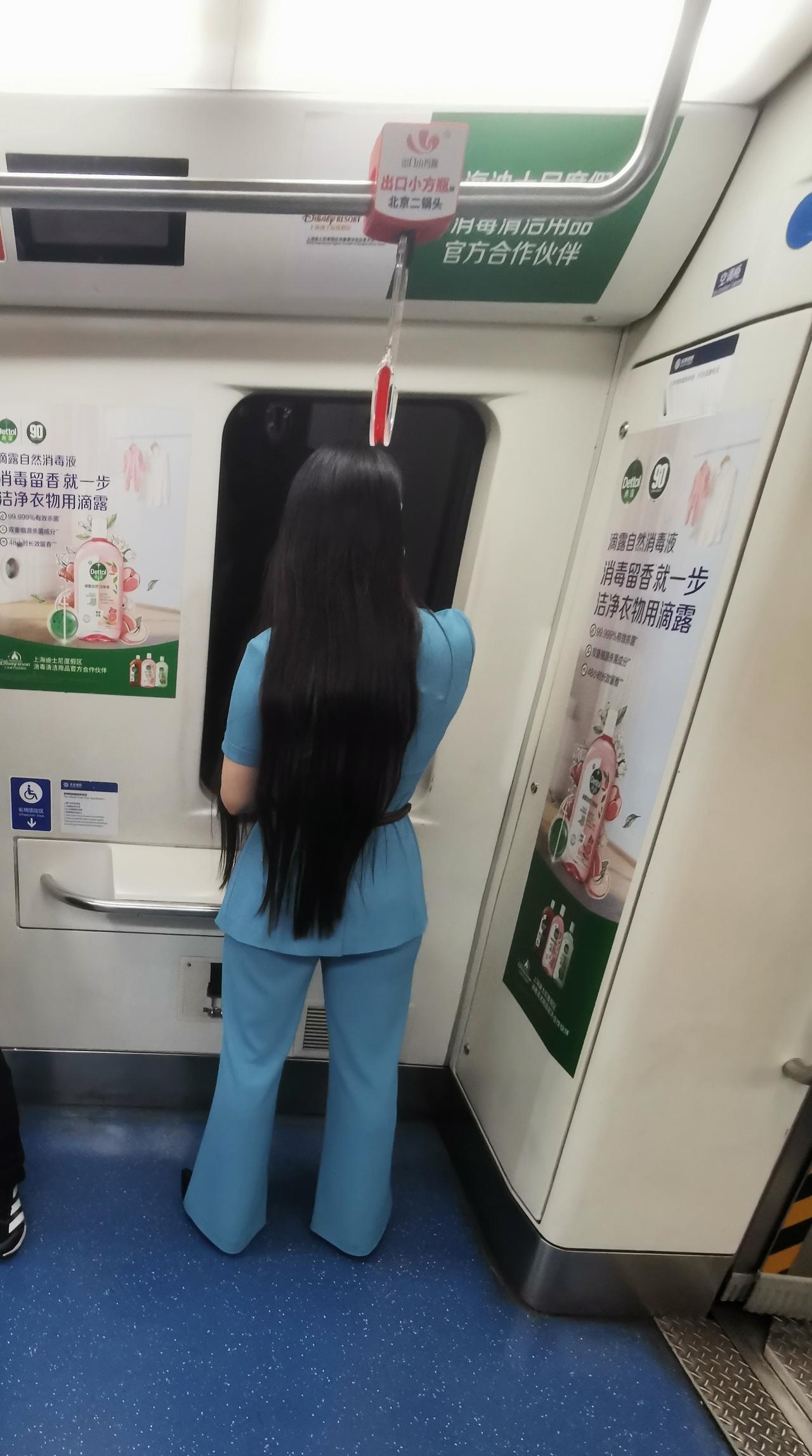 这女士看着怎么样？是不是感觉很有品味？一上地铁，就这样站在那里，越是这样，越让人