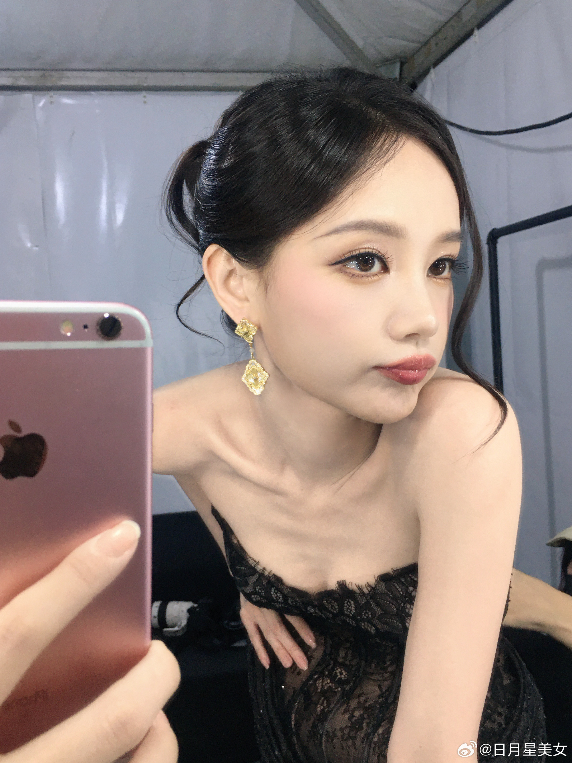 李一桐抹胸小胸性感