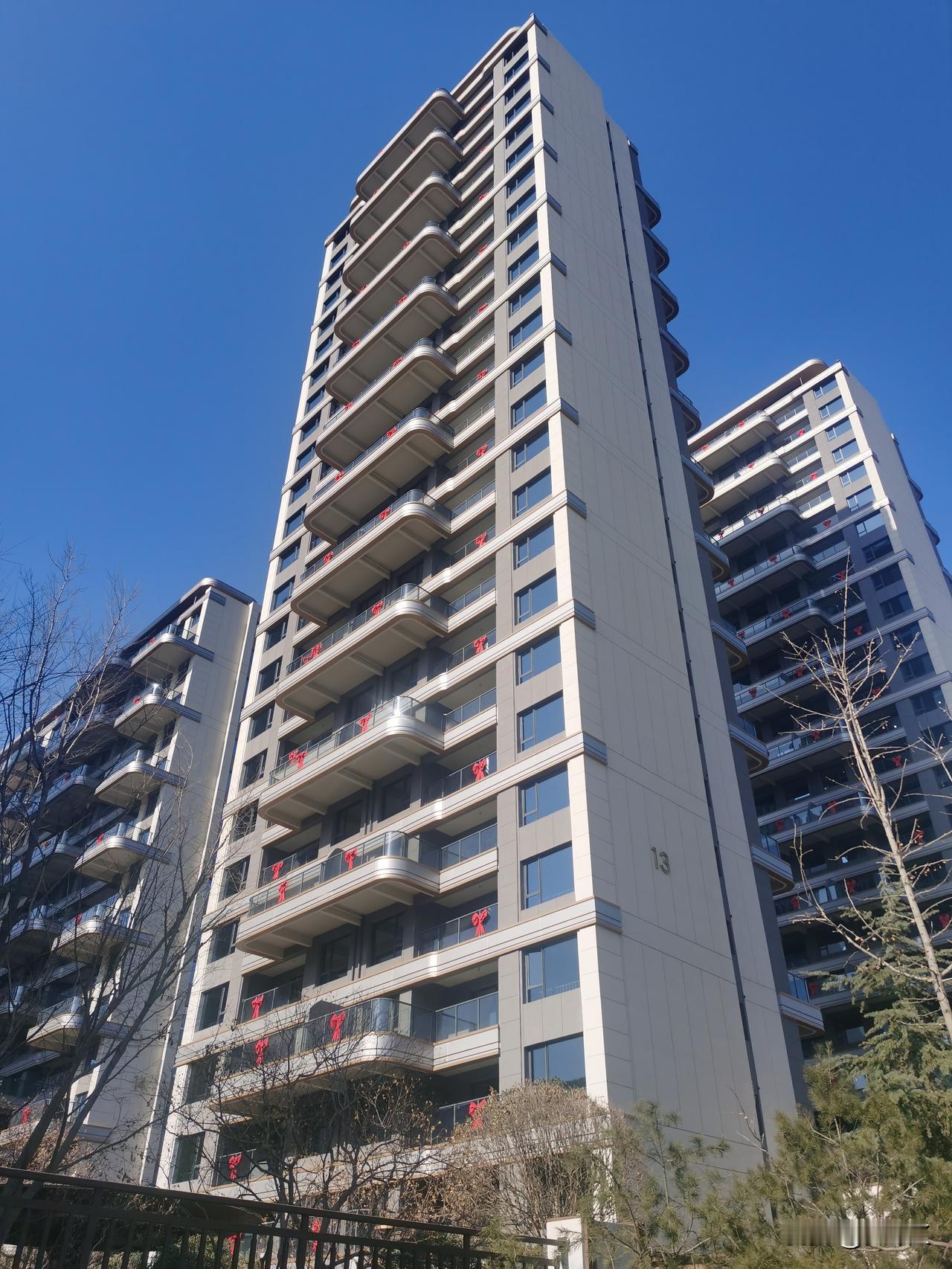 算一算房子要是跌20%，首付还剩多少？房价过度下跌真可能引发债务风险。比如说我