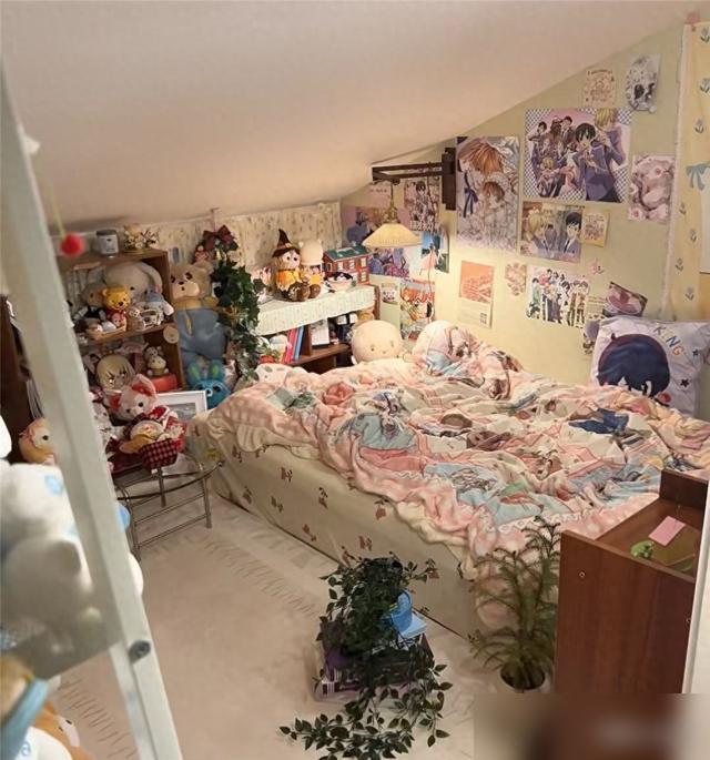 谁看上海姑娘那5㎡阁楼不心化！满满一屋子毛绒玩具，暖灯一照像掉进棉花糖堆，墙龛贴