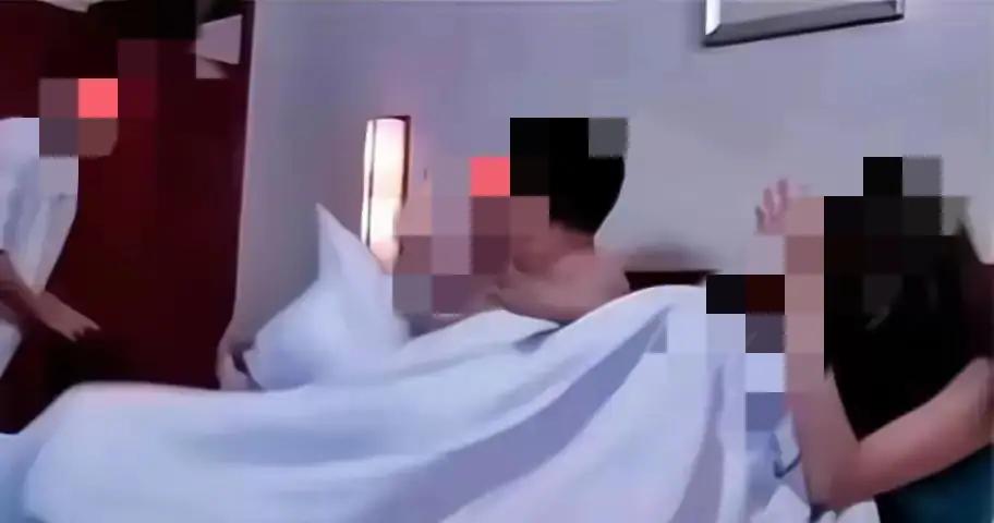 男子喝酒后想找情人发生关系，给情人打电话，却听到对方电话里有其他男人的声音，男子