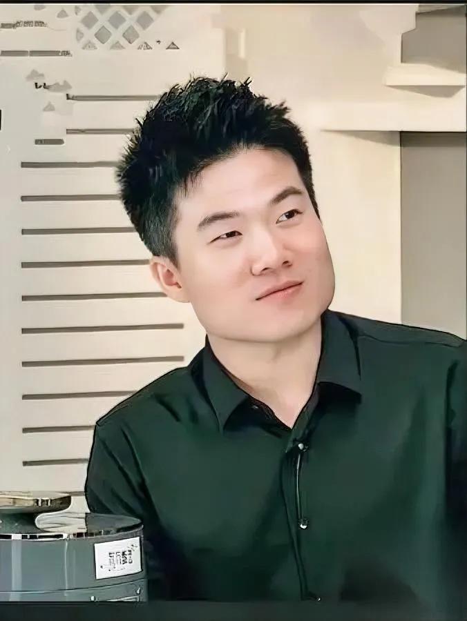 为啥商人能参加农高会?董宇辉咋就成焦点了?有人质疑商人参会资格,可当看到