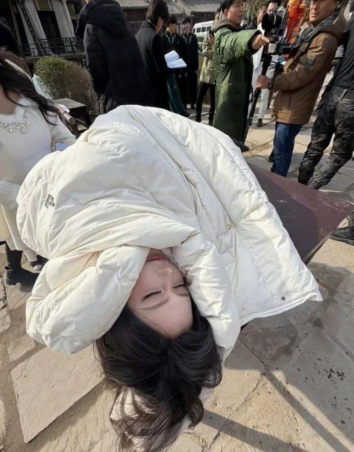 韩安冉也太搞笑了吧，直接躺在拍摄桌上就睡，关键其他演员还在拍摄中，画风真的很突兀